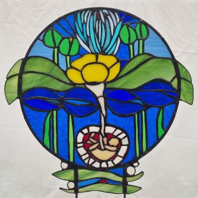 Online, Eva Helin. Med mitt verk ” Online”, vill jag visa hur sammanvuxna vi är med vår omgivningen, naturen. Vi föds ur och in i den. Naturen klarar sig utan oss men vi överlever inte utan den. Verket har inspirerats av Arts and Crafts rörelsen, ur människans förhållande och förståelse av naturen i sitt skapande. Matrial: munblåst planglas Metod: kopparfolieteknik Storlek: 30 cm