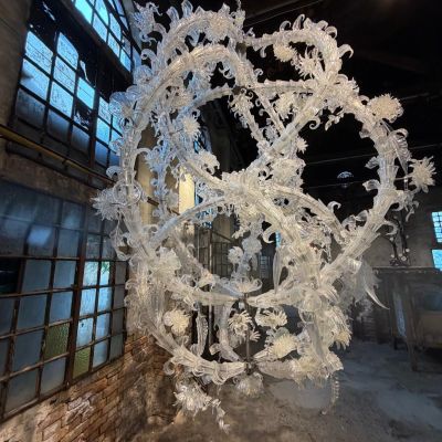 AiWeiWei med ny ljuschandelier hos Berengo studio