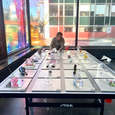 Anna-Linda Gabriel bygger utst&auml;llningen