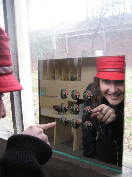 Titel: F&ouml;rsilvrat kalejdoskop. Ur serien &rsquo;Optiska Fenomen som Arkitektoniska Element&rsquo; Design utf&ouml;rande foto: Anna Carlgren M&aring;tt: 35 x 35 x1 cm Material: Slipat och polerat planglas, silverspeglingen &auml;r gjord efter sj&auml;lva slipningen.