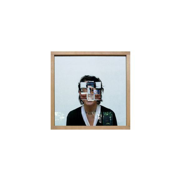 .Titel: Trompe l&rsquo;&oelig;il, eller Bedraga &ouml;gat. Ur serien 'Optiska Fenomen som Arkitektoniska  Element&rsquo;, som Carlgren utvecklat f&ouml;r att p&aring;visa glasets skiftande optiska egenskaper. I serien ing&aring;r &auml;ven Kalejdoskop och Upp- och nedv&auml;nda v&auml;rlden. Material: Genomskinligt planglas, ram av l&auml;rktr&auml;, levande modell. M&aring;tt: 55x55x2 cm Design, utf&ouml;rande, foto: Anna Carlgren