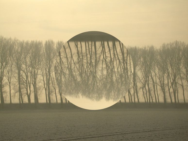 V&auml;rlden upp och ned, ur serien 'Optiska fenomen som arkitektoniska element' Material: H&auml;rdat f&ouml;nsterglas, 200 x 100 x 1 cm Design, utf&ouml;rande: Anna Carlgren Foto: Wyke Valkema